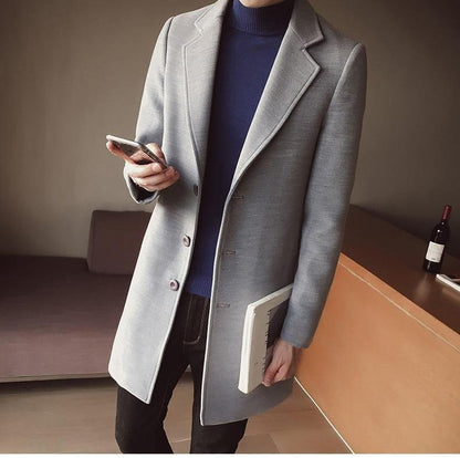 Pánský dlouhý vlněný kabát se slim střihem a klasickým designem – elegantní svrchní oděv do kanceláře, na obchodní schůzky, formální příležitosti a v elegantně ležérním stylu
