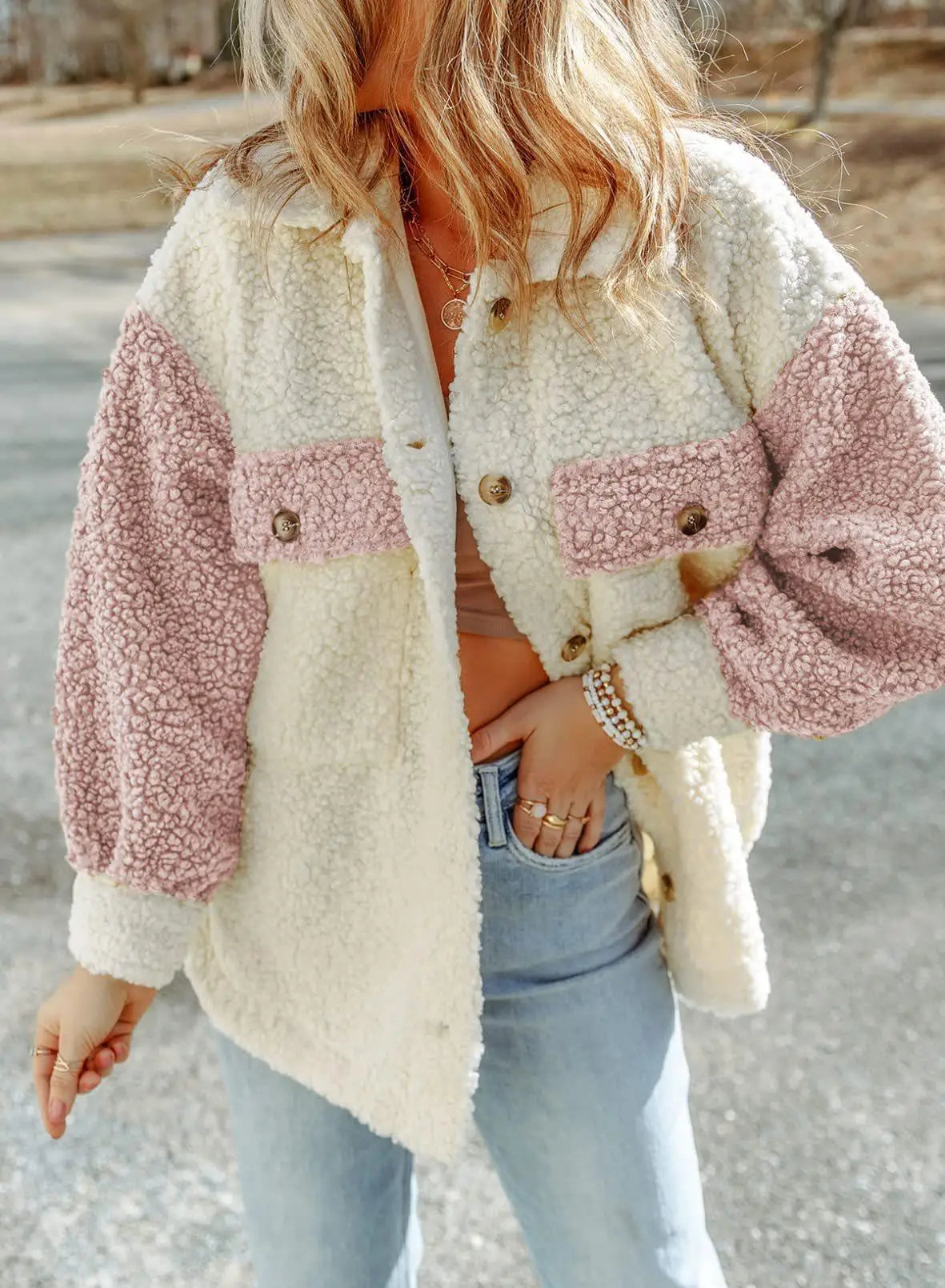 Dámská oversized košilová bunda z teddy fleecu s barevnými bloky – měkká bunda s knoflíky a náprsními kapsami pro útulný zimní styl